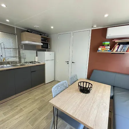 Appartement Mobilhome neuf climatisé dans camping 4* pieds dans l’eau *